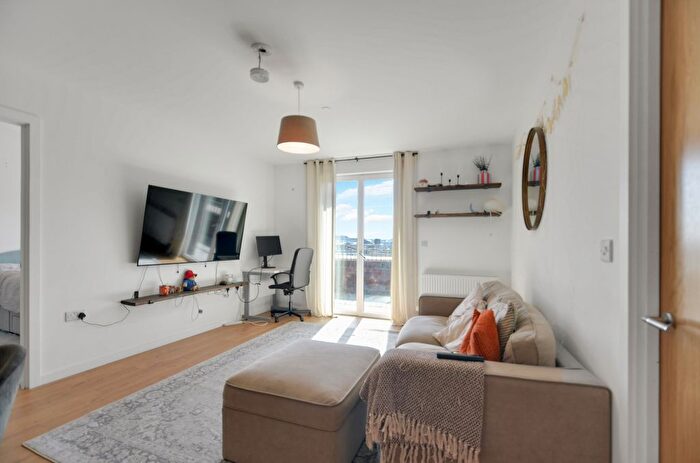 2 Bedroom Flat For Sale In Eckstein Road, London, SW11