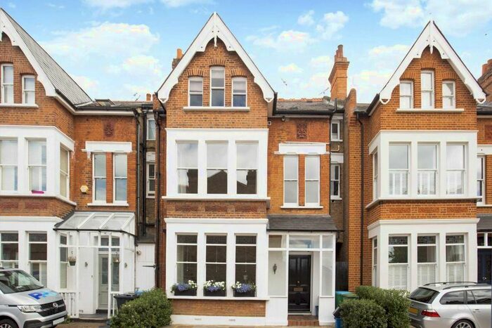 2 Bedroom Flat To Rent In Ellerker Gardens, Richmond, TW10
