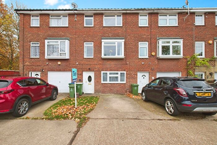 4 Bedroom Terraced House For Sale In Howden Close, London, SE28
