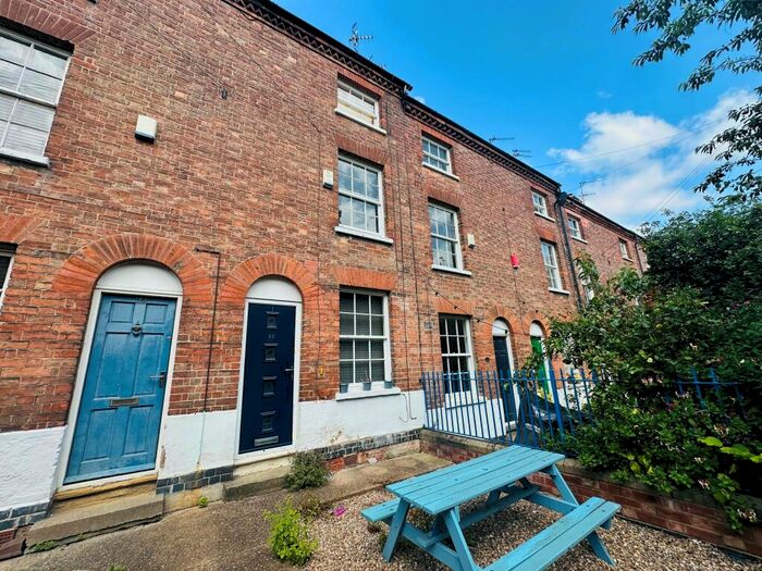 2 Bedroom House To Rent In Campbell Grove, Nottingham, NG3