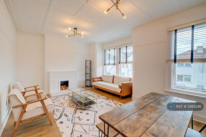 2 Bedroom Flat To Rent In Station Road, London, N3