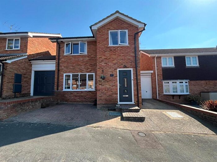 4 Bedroom Detached House For Sale In Oldbury Close, Frimley, Camberley, GU16