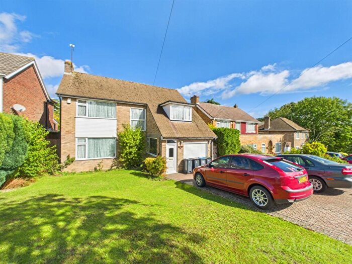 3 Bedroom Detached House For Sale In Barnfield Road, South Croydon, CR2