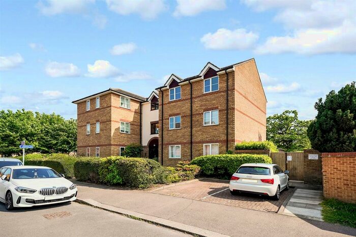 1 Bedroom Flat For Sale In Higham Station Avenue, London, E4