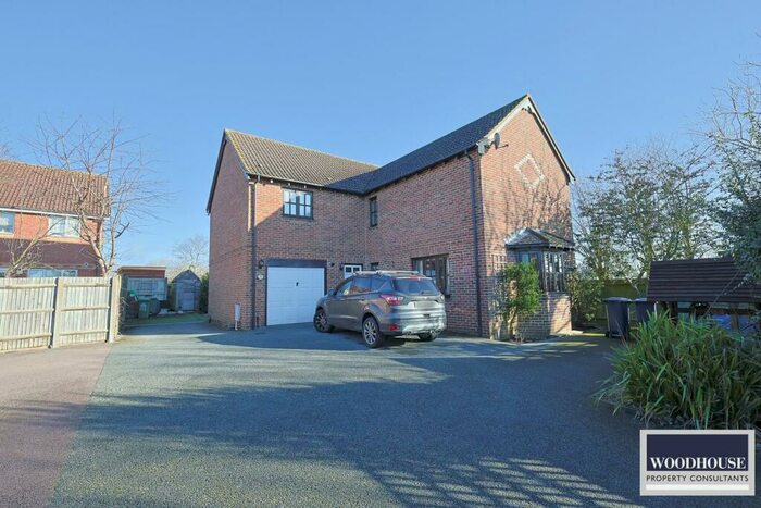 4 Bedroom Detached House For Sale In Hammondstreet Road, Cheshunt, EN7