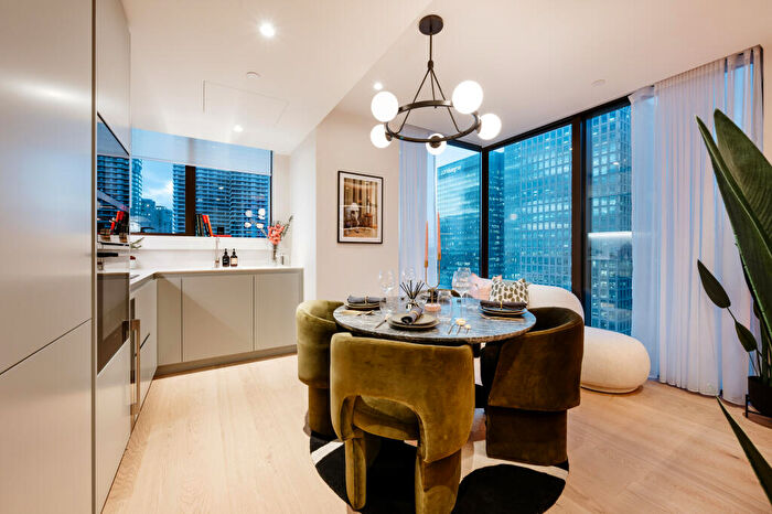 1 Bedroom Apartment For Sale In Harcourt Gardens, South Quay Plaza, E35