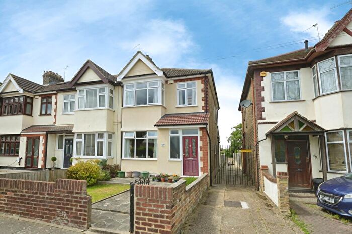 3 Bedroom End Of Terrace House For Sale In Cross Road, Mawneys, Romford, RM7