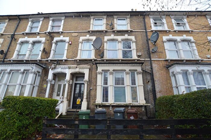 Flat To Rent In Hoe Street, E17