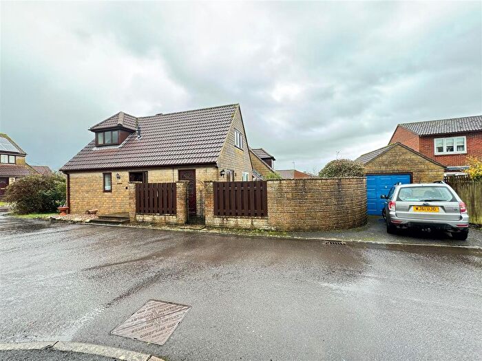 3 Bedroom Detached Bungalow To Rent In Sydney Place, Gillingham, SP8