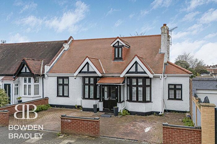 6 Bedroom Semi-Detached Bungalow For Sale In Westrow Gardens, Ilford, IG3