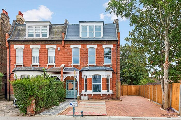 3 Bedroom Flat For Sale In Woodside Park Road, London, London, London, N12