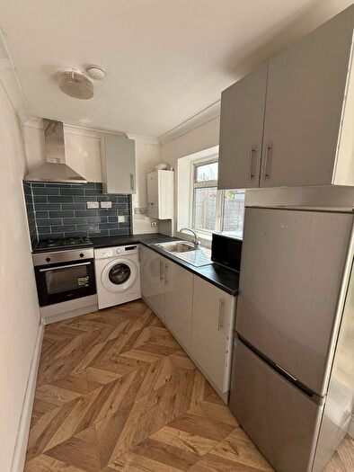 3 Bedroom Semi-Detached House To Rent In Rainham, RM13