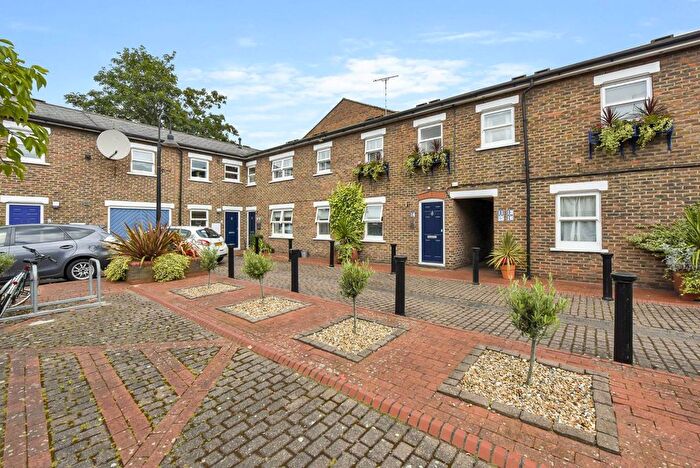 2 Bedroom Flat To Rent In Salisbury Place, Oval, London, SW9