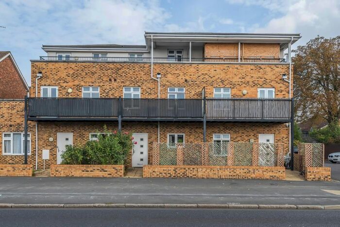 2 Bedroom Flat To Rent In Sunbury, Surrey, TW16