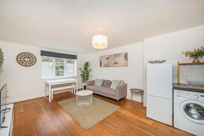 3 Bedroom Flat To Rent In The Downs, West Wimbledon, SW20