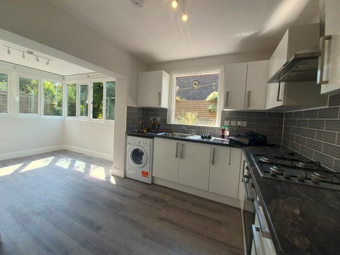 3 Bedroom Flat To Rent In Queens Drive, London, N4