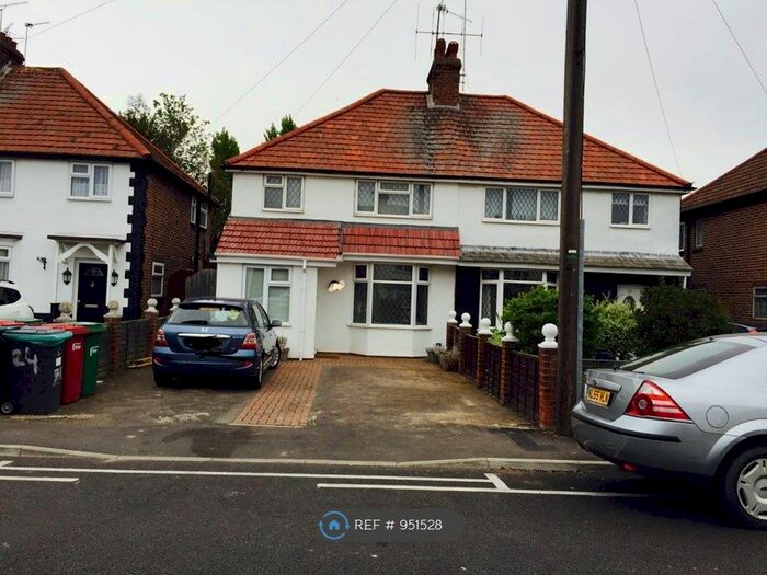 3 Bedroom Semi-Detached House To Rent In Langley, Slough, SL3
