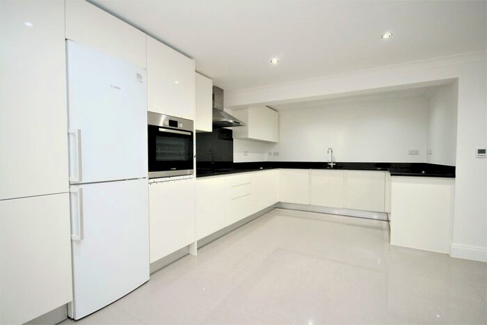 3 Bedroom Flat To Rent In Mayola Road, Clapton, E5