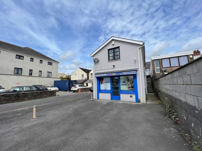 2 Bedroom Flat To Rent In Barn Road, Carmarthen, Carmarthenshire, SA31