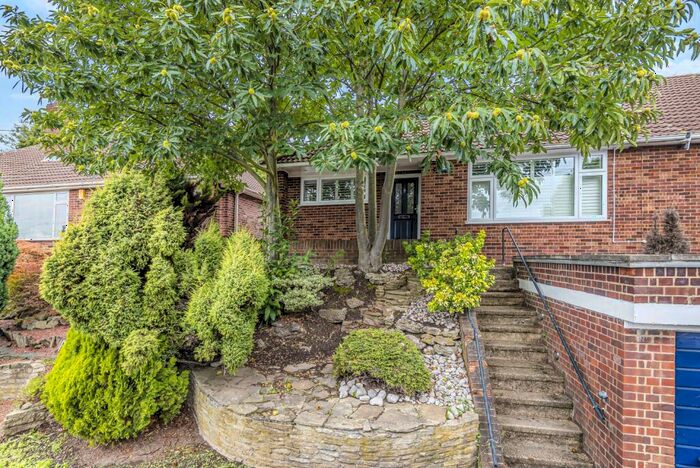 4 Bedroom Bungalow For Sale In Broom Mead, Bexleyheath, DA6