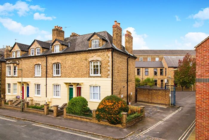 2 Bedroom Flat To Rent In Walton Crescent, Oxford, OX1