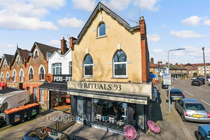3 Bedroom Maisonette For Sale In Chigwell Road, Woodford Green, Essex, IG8