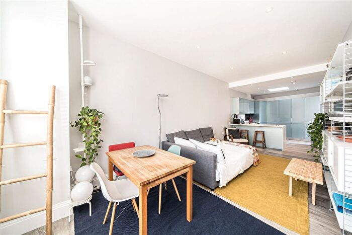 2 Bedroom Flat To Rent In Margravine Gardens, London, W6