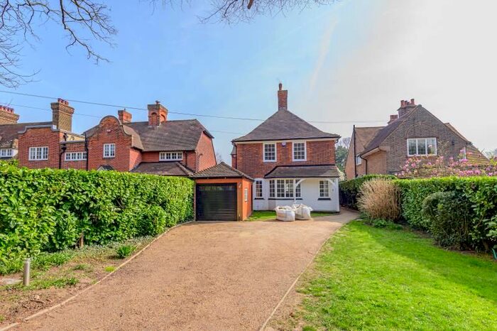 4 Bedroom Detached House To Rent In Reed Pond Walk, Gidea Park, RM2