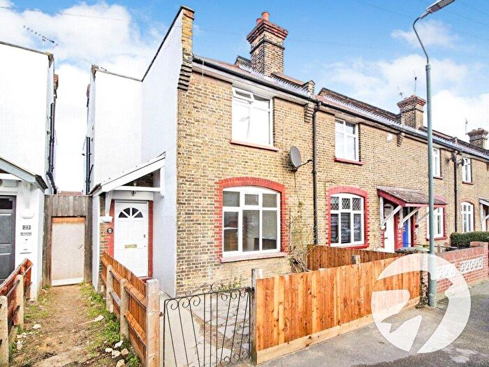 3 Bedroom End Of Terrace House For Sale In Oak Road, Erith, DA8