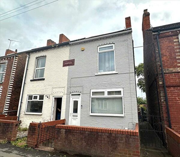 3 Bedroom Semi-Detached House To Rent In North Parade, Scunthorpe, DN16