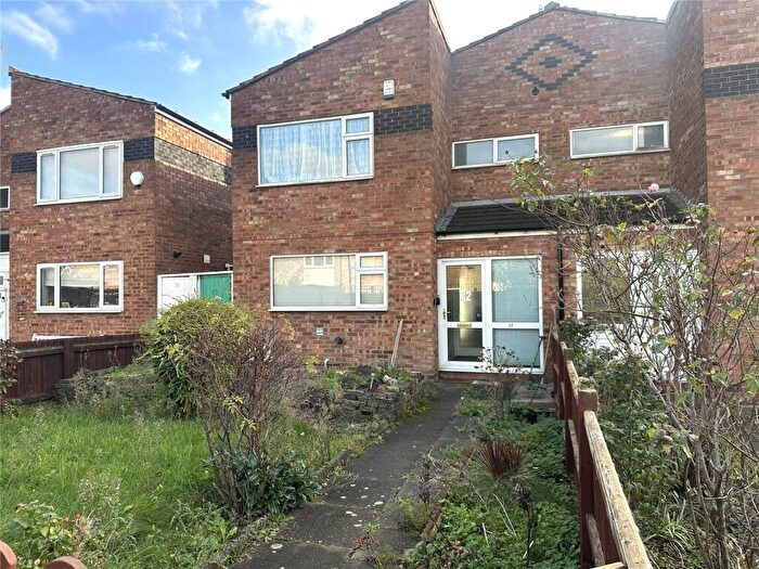 3 Bedroom Semi Detached House For Sale In Hawker Drive, Birmingham, West Midlands, B35