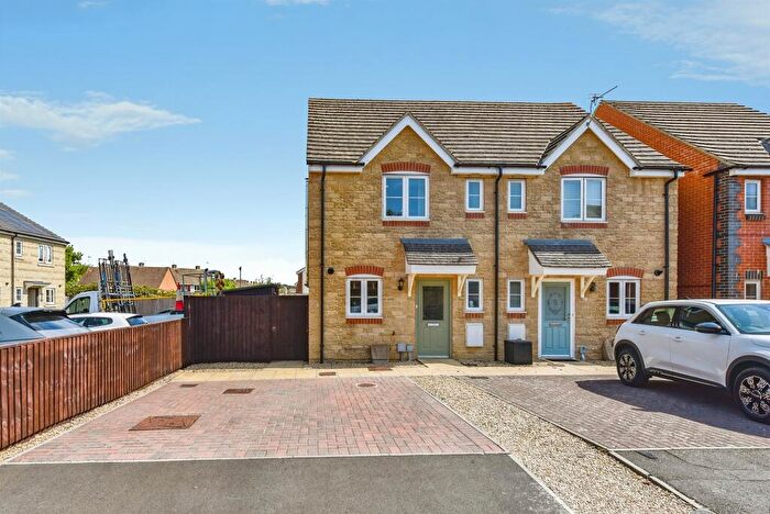 3 Bedroom Semi-Detached House For Sale In The Gardens, Calne, SN11