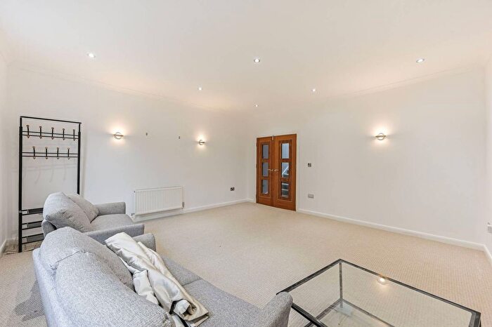 2 Bedroom Maisonette To Rent In Drayton Gardens, Chelsea, London, SW10