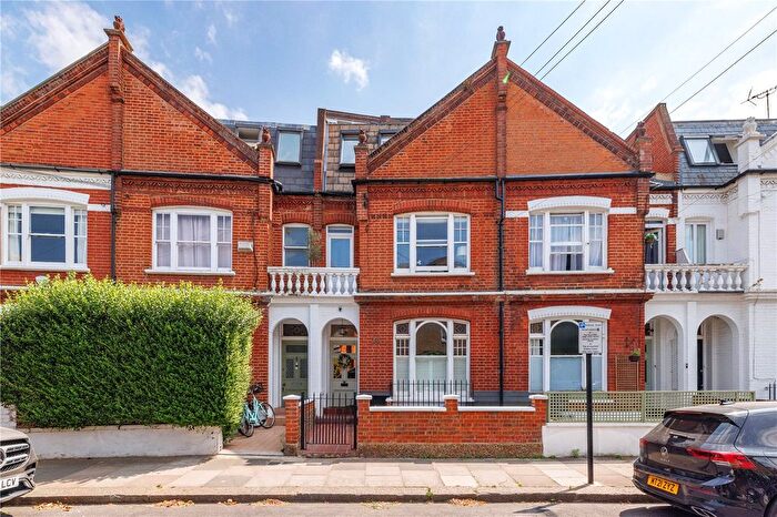 2 Bedroom Flat For Sale In Bovingdon Road, London, SW6