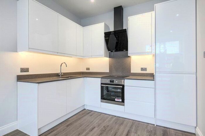 3 Bedroom Flat To Rent In Lancaster Road, Enfield, Middlesex, EN2