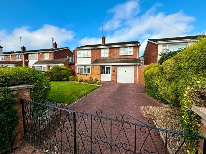 4 Bedroom Detached House For Sale In Greenfield Avenue, Spinney Hill, Northampton, NN3