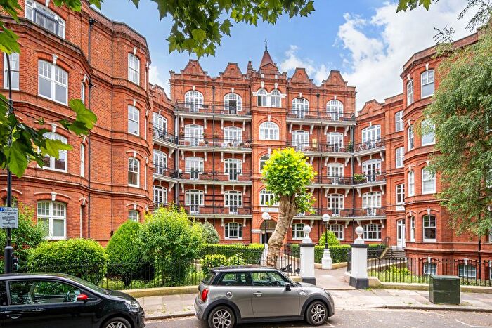3 Bedroom Flat To Rent In Queen's Club Gardens, West Kensington, W14