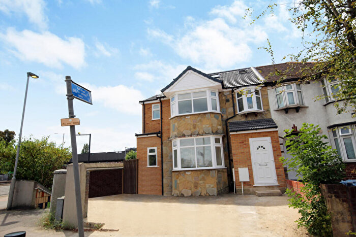Flat To Rent In Park Avenue, Park Royal, Middlesex, NW10