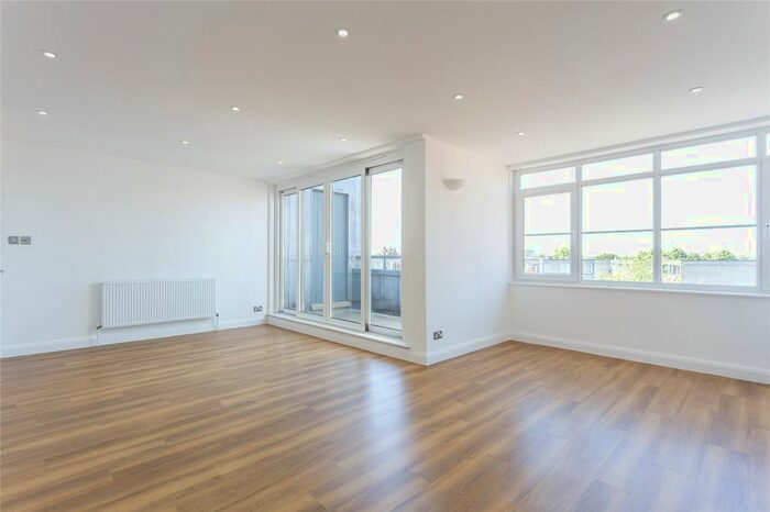 3 Bedroom Flat To Rent In Oxford Road East, Windsor, Berkshire, SL4