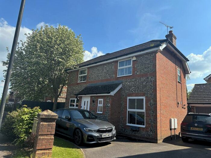 3 Bedroom Detached House To Rent In St. Clements Way, Bishopdown, SP1