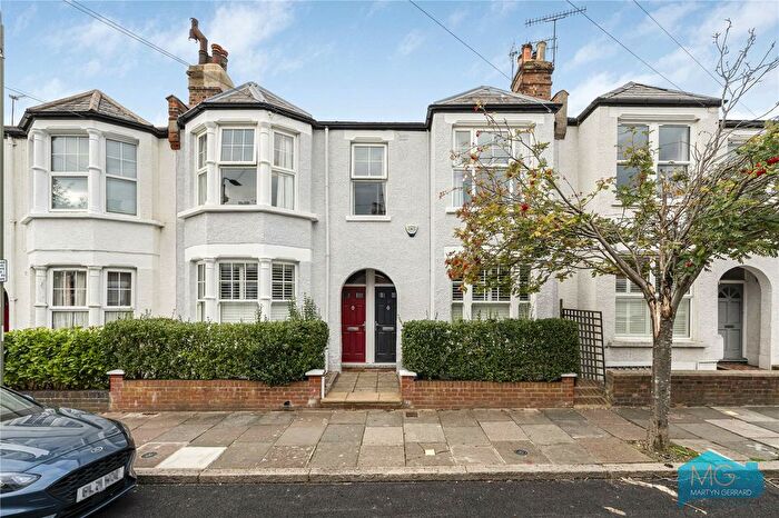 3 Bedroom Maisonette For Sale In Leslie Road, London, N2