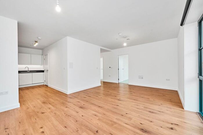 3 Bedroom Flat To Rent In New Road, Dagenham, RM9