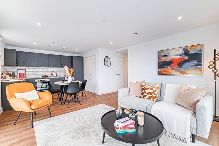 2 Bedroom Apartment To Rent In Garden Boulevard Maidenhead, SL6