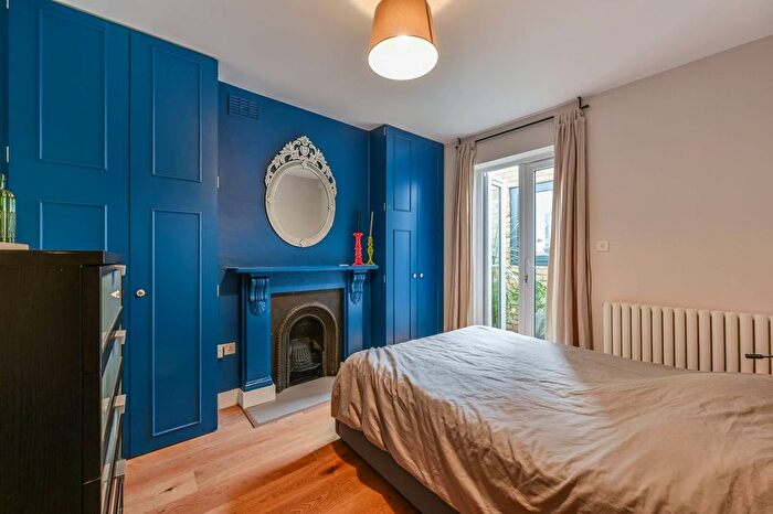 3 Bedroom Flat To Rent In Queenstown Road, Battersea, London, SW8