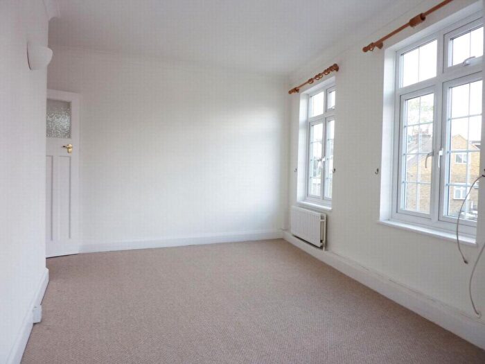 2 Bedroom Flat To Rent In Penrhyn Crescent, Sheen, SW14