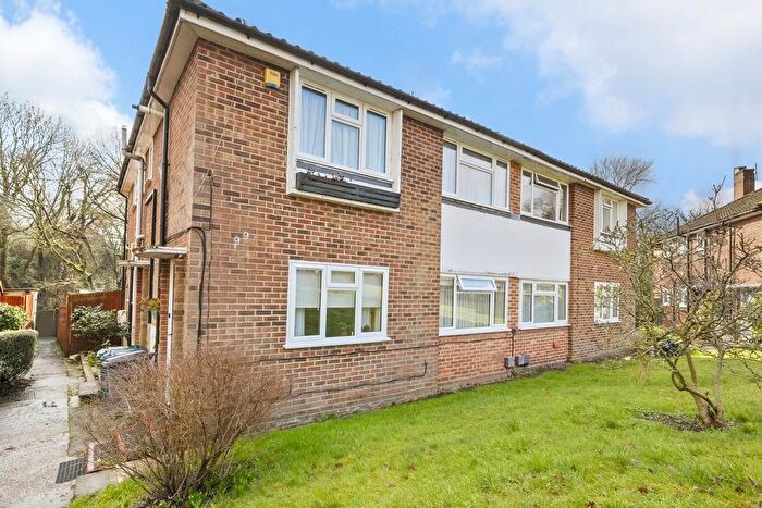 2 Bedroom Maisonette For Sale In Vernon Crescent, Barnet, EN4