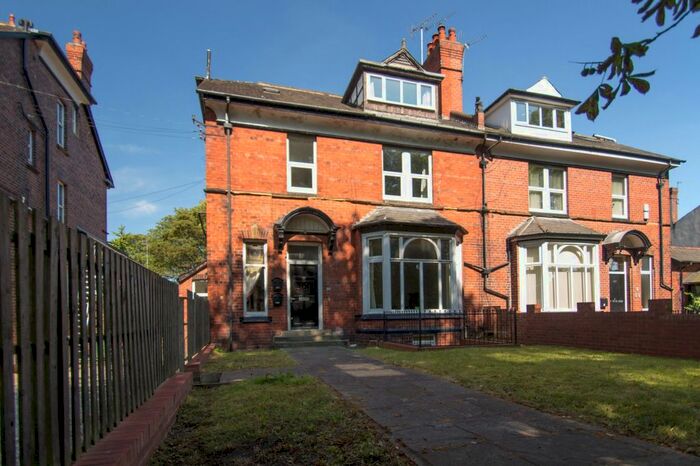 2 Bedroom Flat To Rent In Otley Road, Leeds, West Yorkshire, LS16