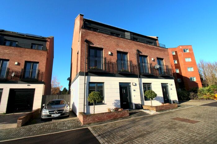 4 Bedroom Semi-Detached House To Rent In Michaels Close, Northenden, Manchester, M22