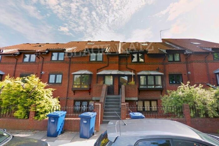 3 Bedroom Flat To Rent In The Causeway, London, N2