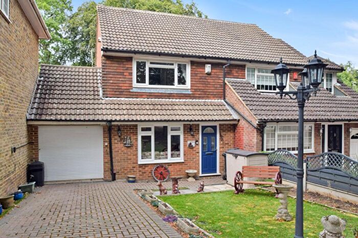 3 Bedroom Semi Detached House For Sale In Yew Tree Close, Lordswood, Chatham, ME5
